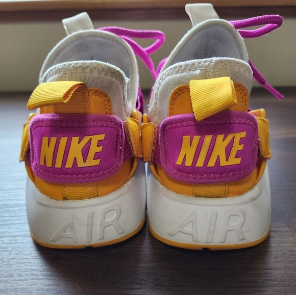 Nike Air Huarache Sneakers gently used - Picture 3 of 10